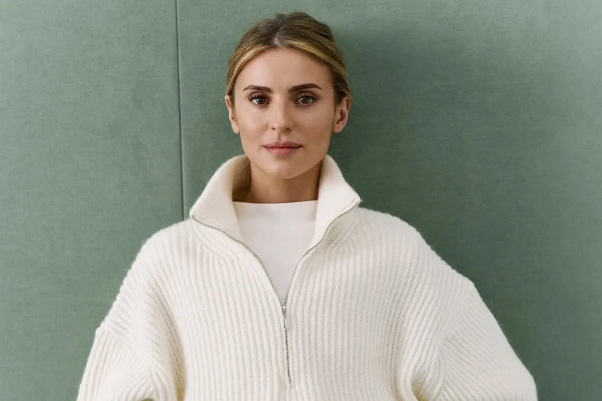 Kasia Tusk kończy działalność MLE Brand. Czy to koniec firmy odzieżowej? Na fotografii reklama MLE z Kasią Tusk w jasnym swetrze i bluzce, z upiętymi włosami.