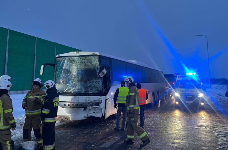 Karambol autobusów pod Warszawą. Poszkodowani, korek na trasie.
