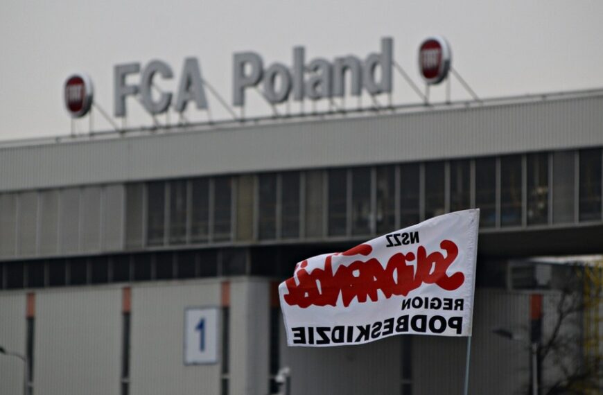 Redukcja etatów w Tychach. Fabryka FCA skasuje trzecią turę.