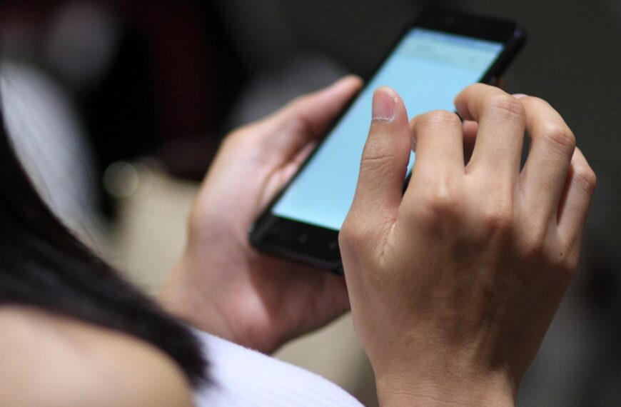 Udostępnianie nagich fotografii bez zgody? Surowsze kary w UK.