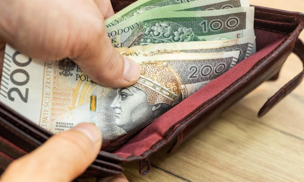 Realne zarobki w Polsce. Połowa Polaków zarabia przeszło 1500 zł mniej niż wynosi przeciętna pensja.