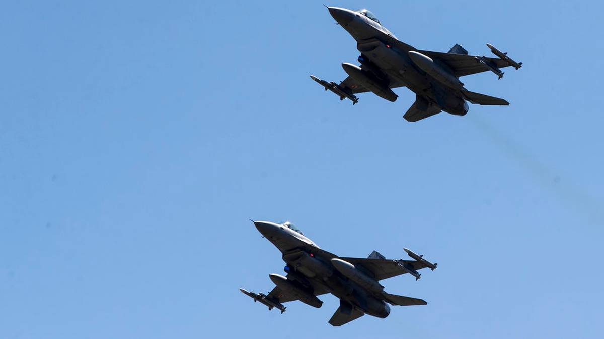 Dwa myśliwce wojskowe lecące na tle błękitnego nieba.