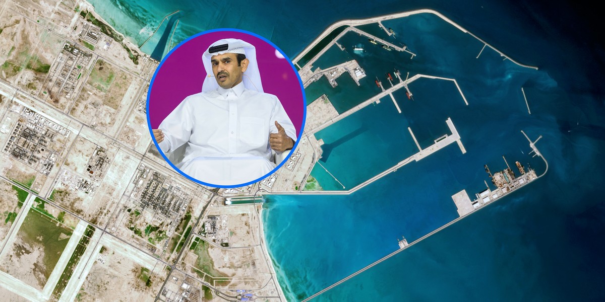 Saad al-Kaabi — minister energii Kataru oraz prezes QatarEnergy. W tle: Ras Laffan w Katarze