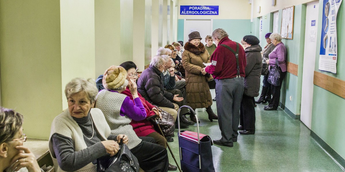 NFZ szykuje cięcia, wydłużą się kolejki na badania i zabiegi