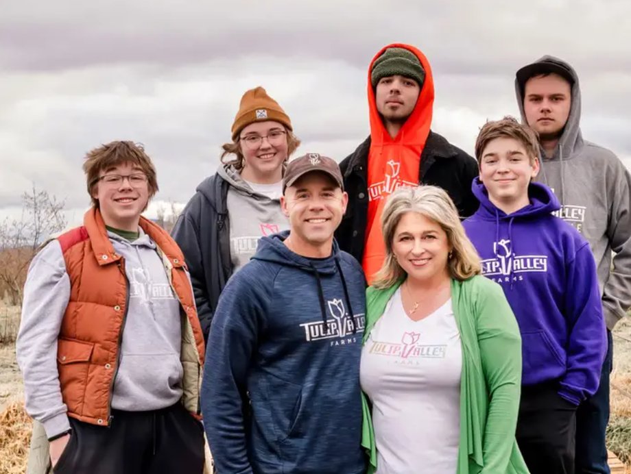 Andrew Miller i jego rodzina na farmie tulipanów