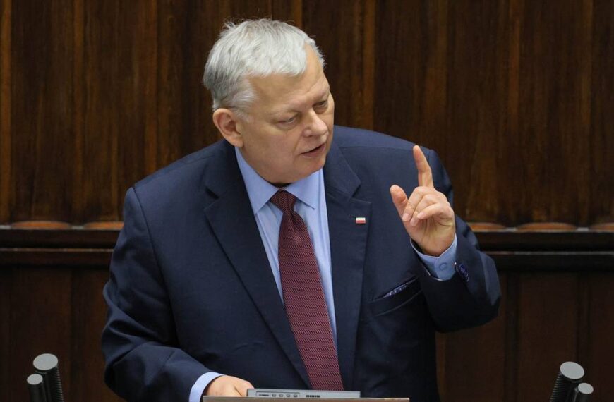 Suski ostro do żołnierza. Szef resortu obrony odpowiada: “To plama na honorze polskiej armii”.