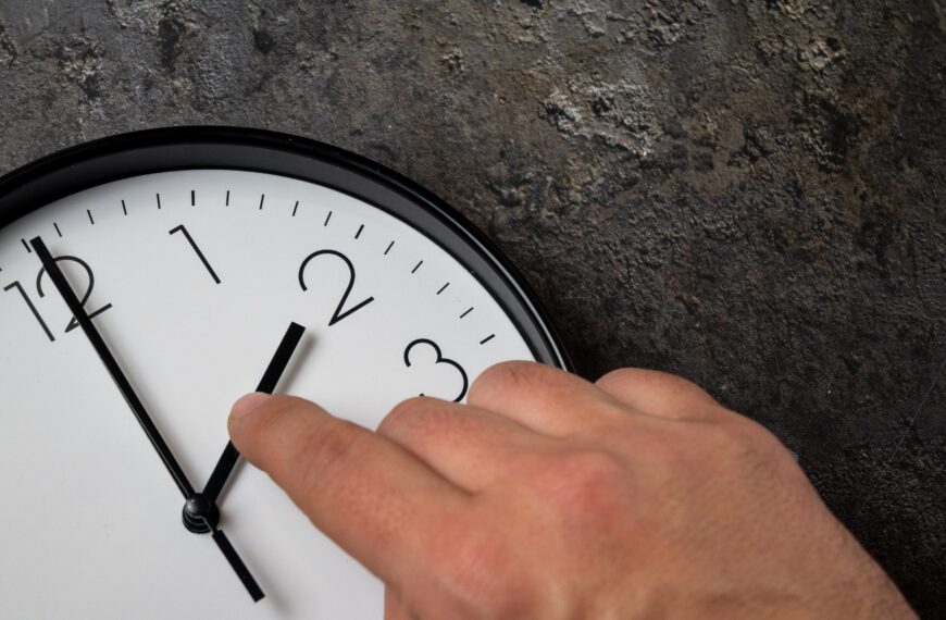 Letnia zmiana czasu blisko. Kiedy przesuwamy wskazówki w 2026?