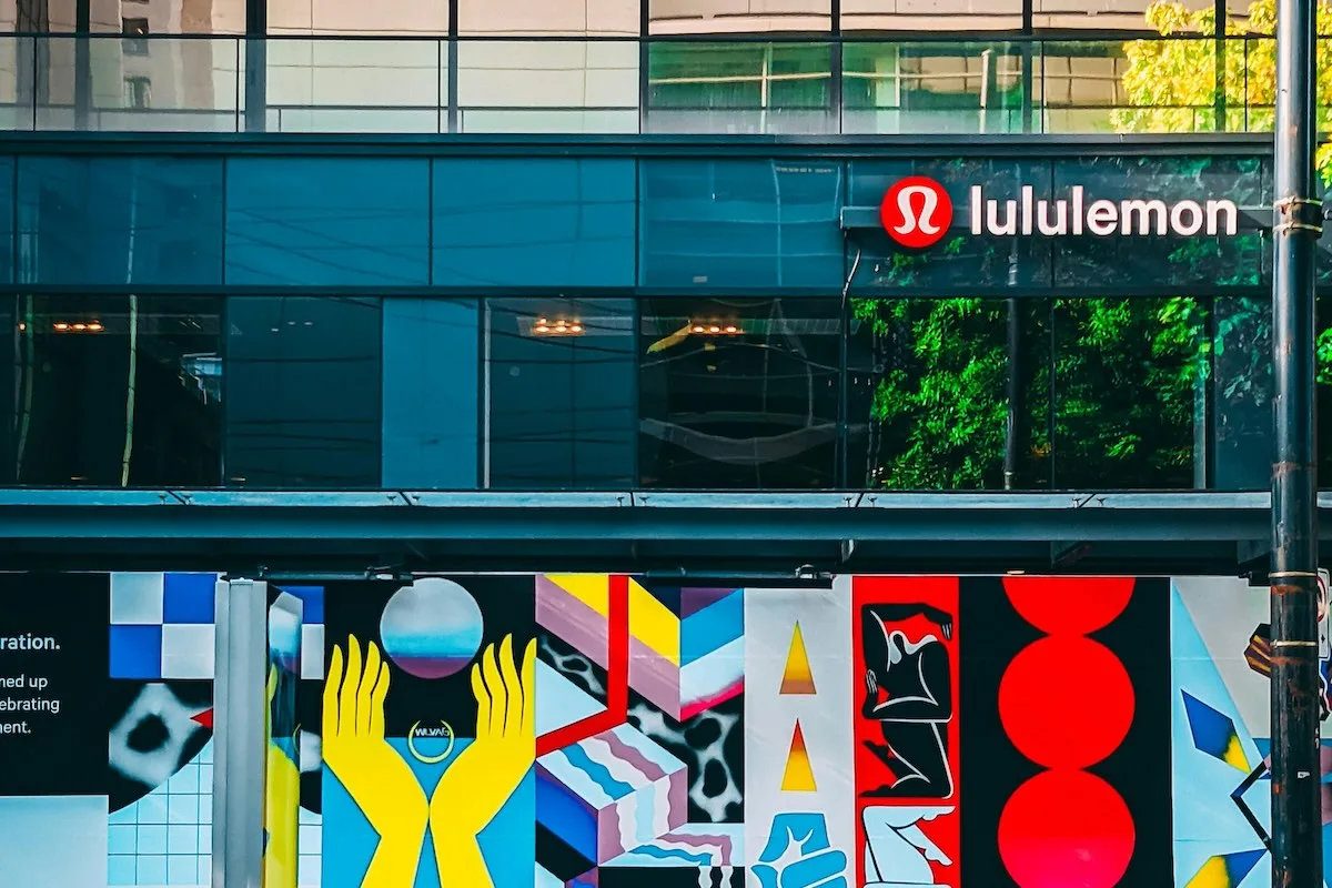 Lululemon Polska. Data otwarcia pierwszego salonu Lululemon Warszawa Arkadia. Na zdjęciu logo Lululemon na elewacji sklepu marki