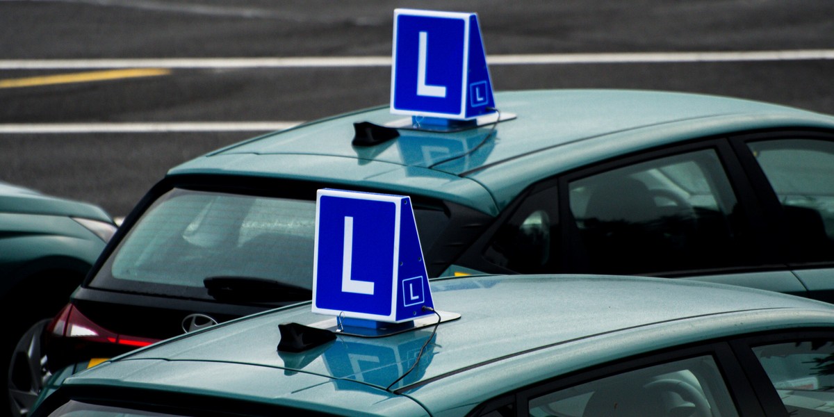 Auta do nauki jazdy, dla osób starających się o uprawnienia kierowcy (zdjęcie ilustracyjne)