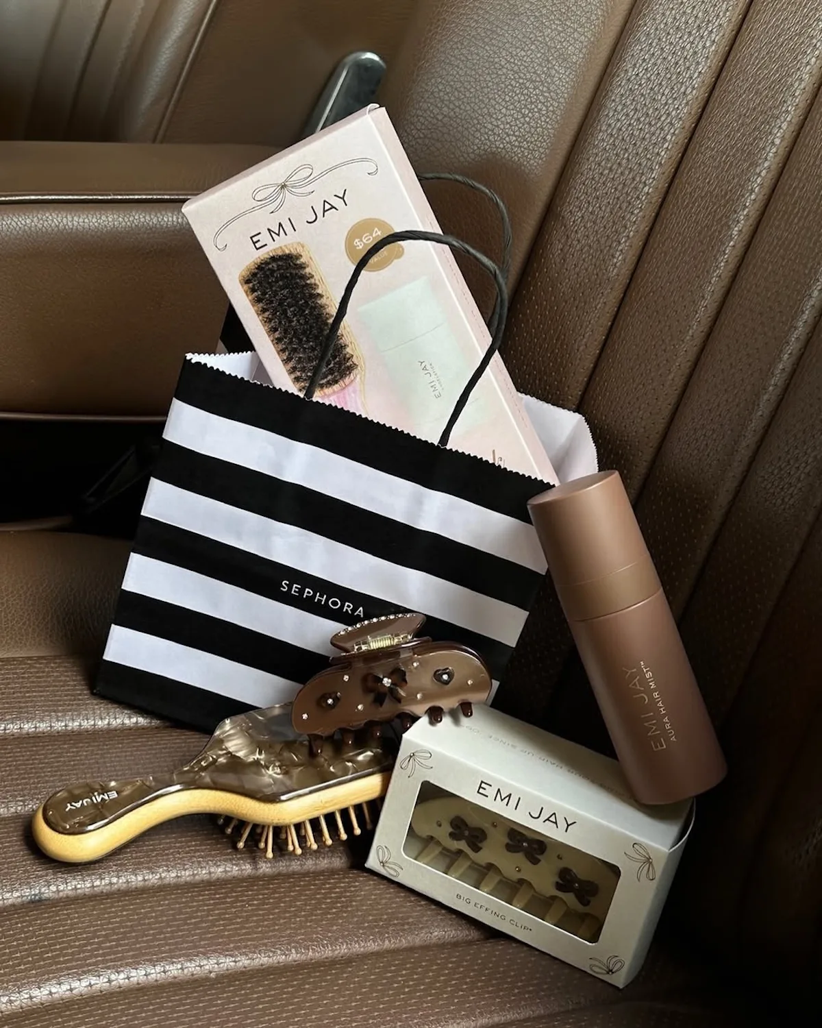 Torba zakupowa Sephora z akcesoriami beauty i kosmetykami, symbolizująca popularność zakupów wśród młodych klientów. Obraz odnosi się do trendu „Sephora kids” i rosnącego wpływu marketingu na dzieci.