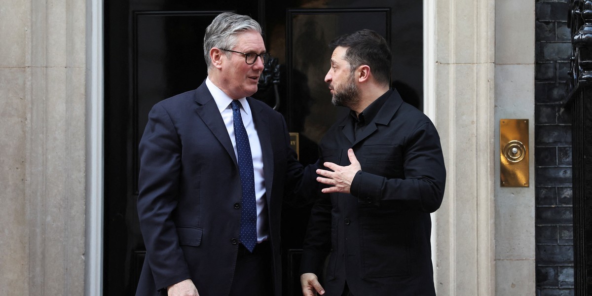 Premier Wielkiej Brytanii Keir Starmer (po lewej) i prezydent Ukrainy Wołodymyr Zełenski (po prawej)