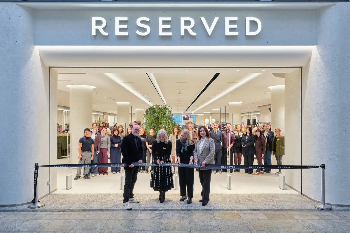 Rezultaty ekonomiczne LPP 2025. Inauguracja salonu Reserved, stanowiąca symbol prężnej rozbudowy sieci handlowej należącej do LPP. Poszerzanie liczby sklepów naziemnych jest jednym z kluczowych aspektów strategii firmy. Rezultaty finansowe LPP za rok 2025 dowodzą, że ten obierunek skutecznie wspiera progres przychodów i rozmiarów aktywności.