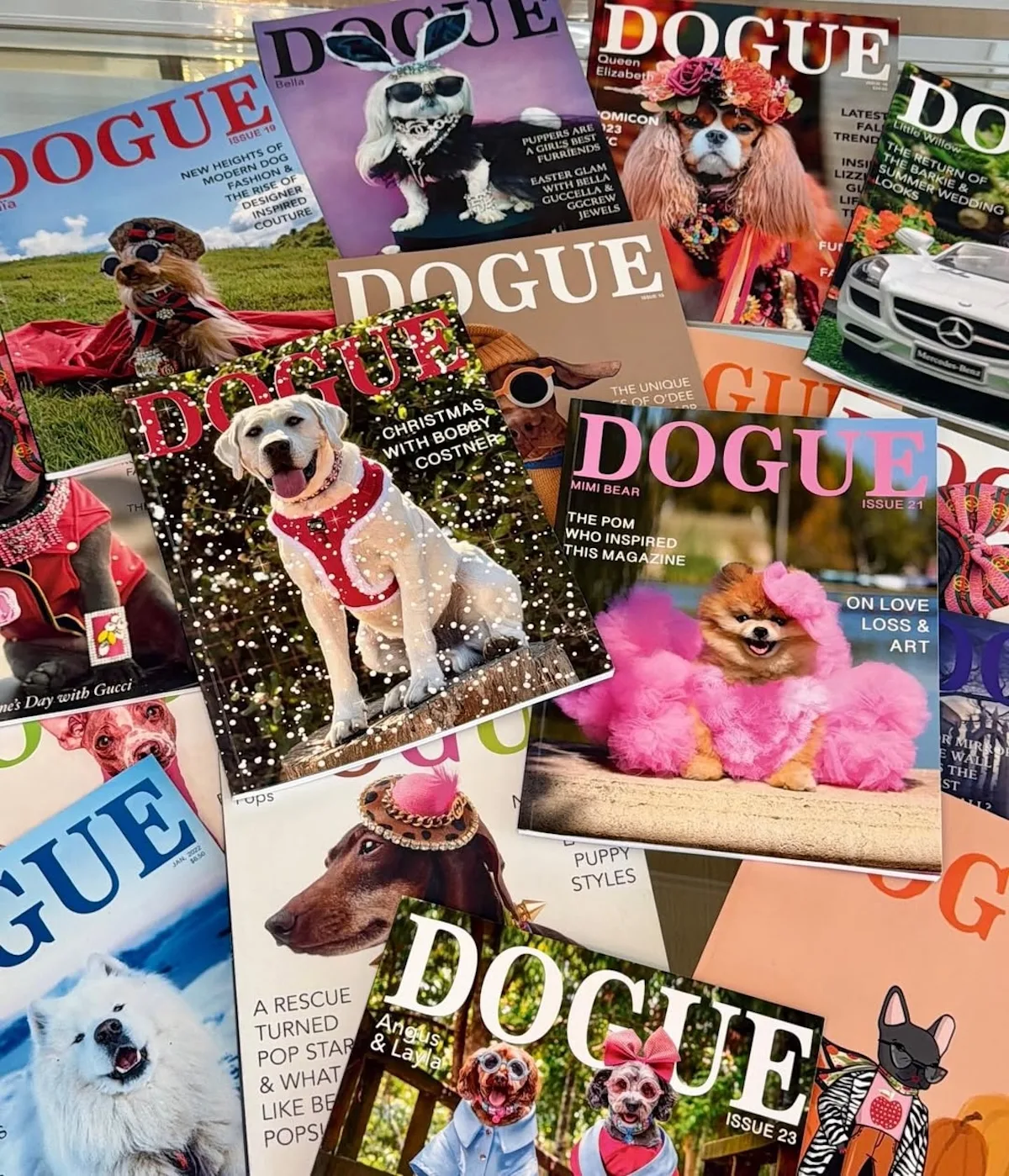 Zestaw okładek magazynu „Dogue” z psami w modowych stylizacjach, przypominających wygląd luksusowych magazynów typu „Vogue”.