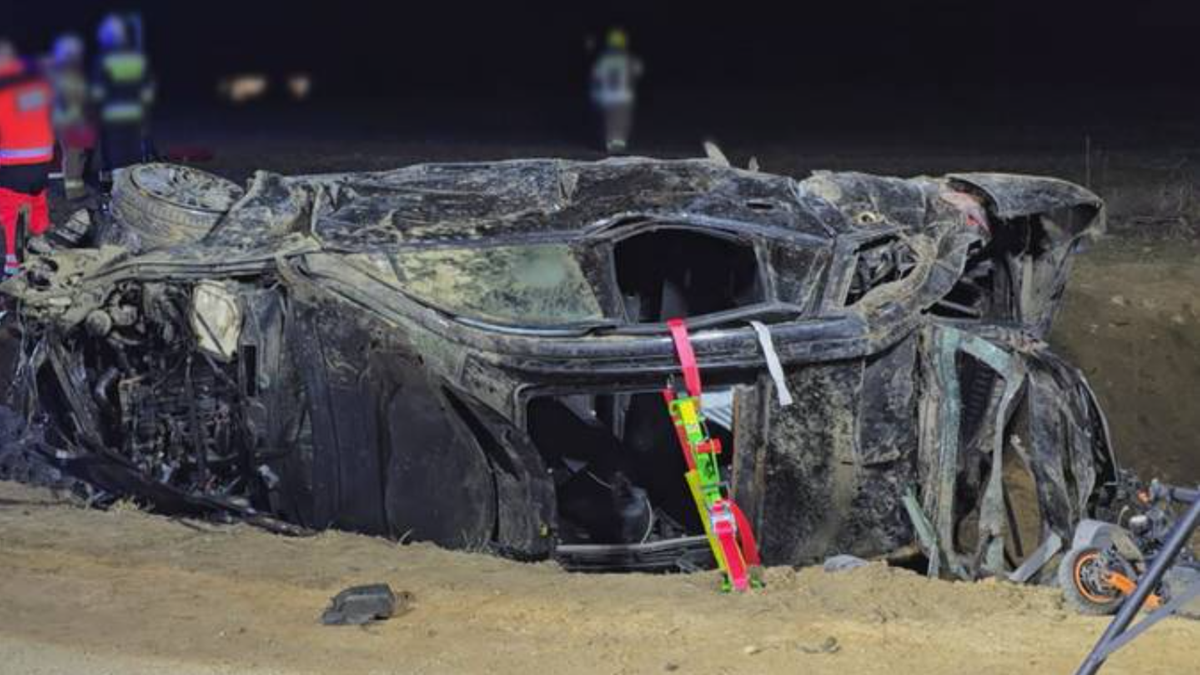 Zniszczony samoch&oacute;d BMW po wypadku drogowym.