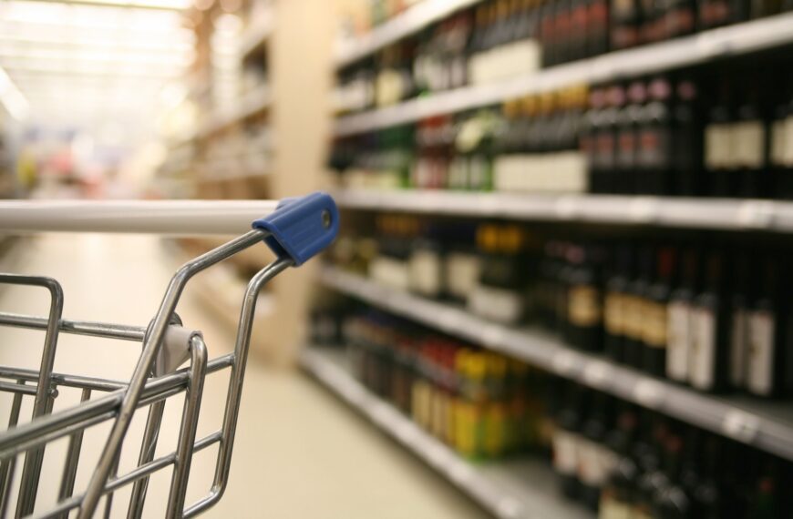 Parlament wzmacnia prawo: bezalkoholowe piwo i promocja trunków w centrum uwagi.