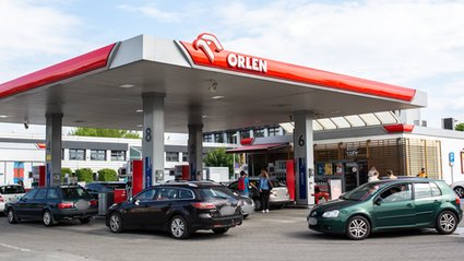 Na polskich stacjach zaroiło się od aut z rejestracjami tego państwa. Różnice w cenach są wyraźne