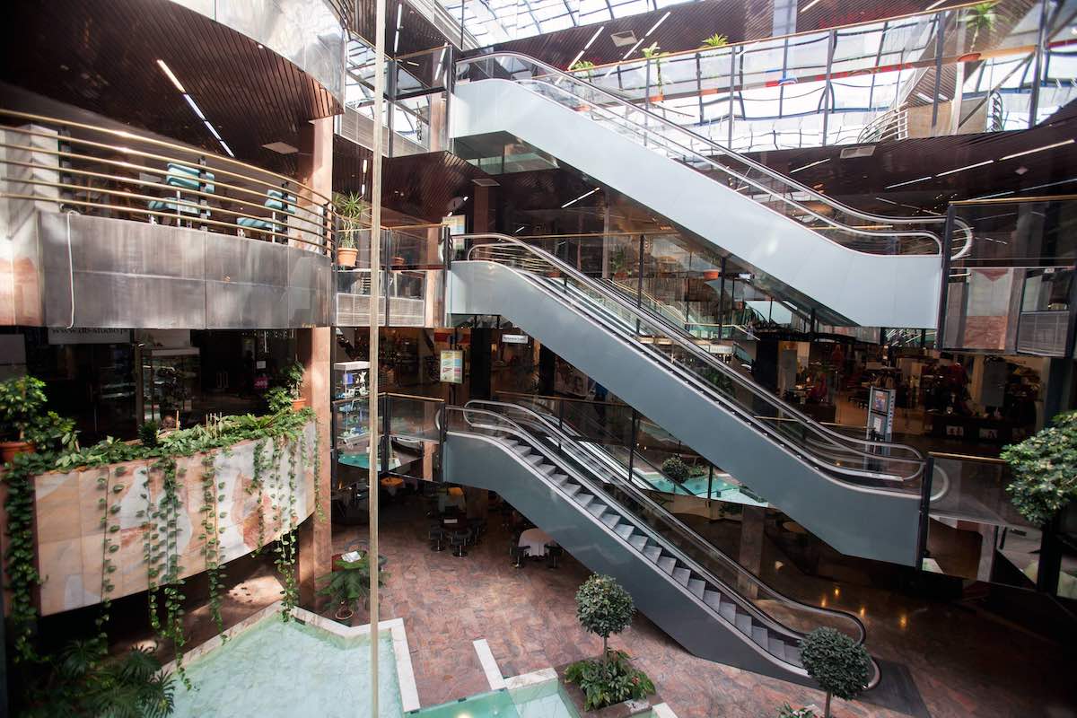 Wnętrze CH Panorama Warszawa – charakterystyczne schody ruchome i przeszklony dach galerii handlowej z lat 90.