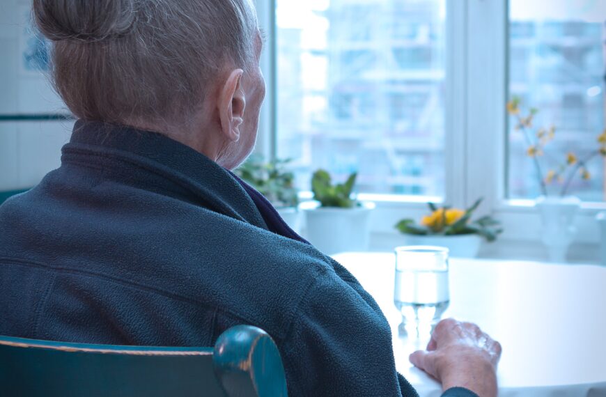 Polska: Epidemia umierania w osamotnieniu. “Zwłoki zalegają w mieszkaniach nawet tygodniami”