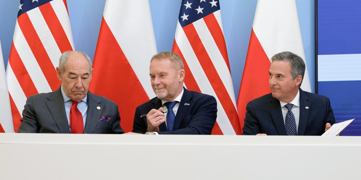 Piotr Piela (po środku), prezes i COO Bechtel Group Craig Albert (po prawej) oraz prezes jednostki biznesowej ds. systemów energetycznych w Westinghouse Dan Lipman (po lewej), kwiecień 2025. W marcu wiceprezes Polskich Elektrowni Jądrowych Piotr Piela został odwołany z zarządu PEJ