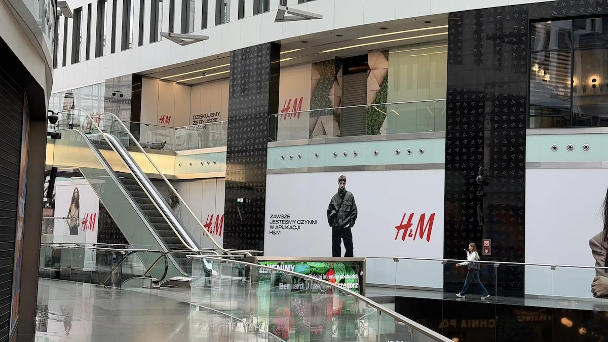 H&amp;M Plac Unii zamknięty na stałe. Sklep w centrum Warszawy zamknięty po 13 latach. Na zdjęciu zamknięty salon, z widocznym napisem "Dziękujemy, że byliście z nami". 