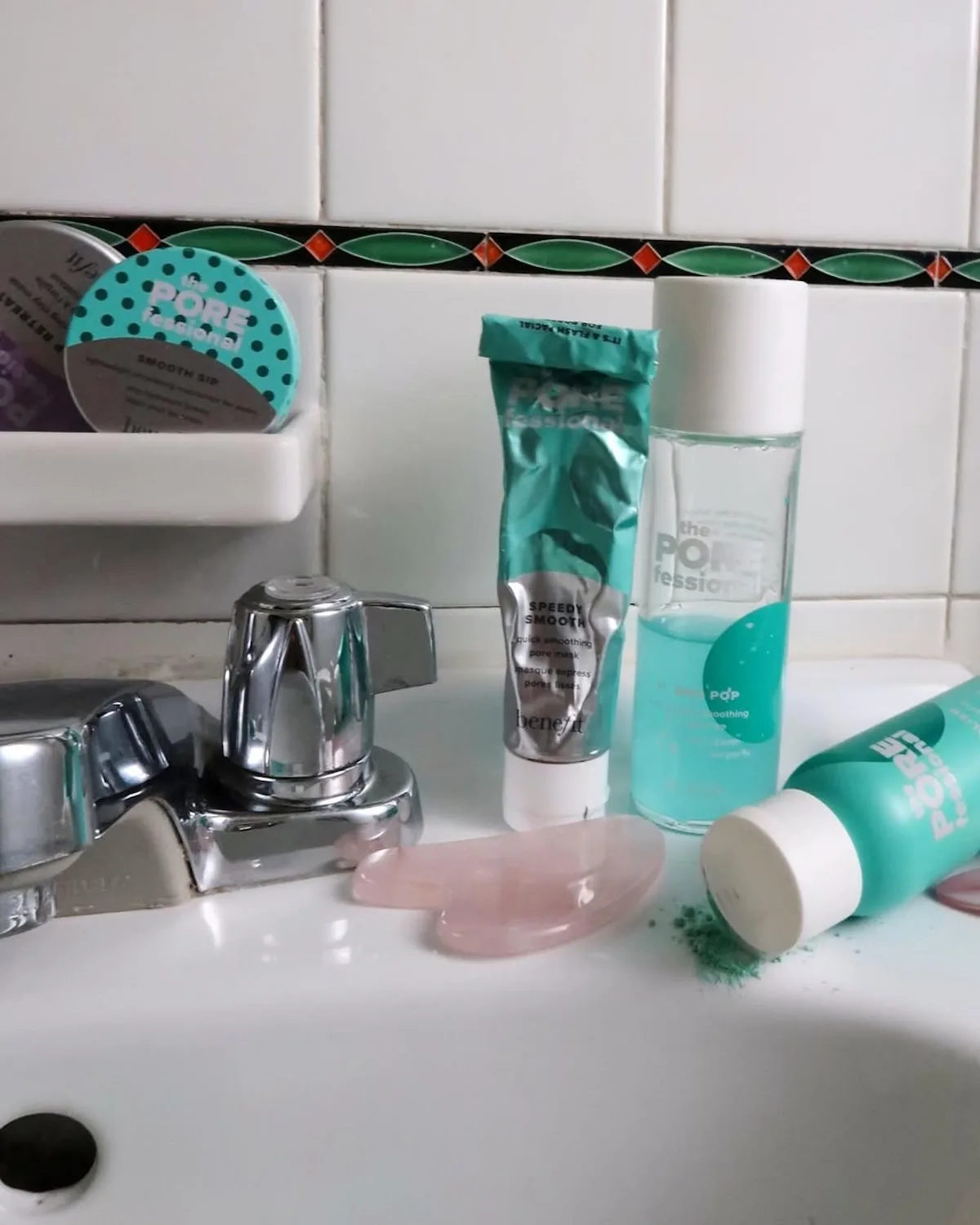 Kosmetyki Benefit Cosmetics ułożone przy umywalce, prezentujące produkty do pielęgnacji skóry dla dorosłych. Zdjęcie nawiązuje do śledztwa dotyczącego promowania takich produktów wśród dzieci i młodszych odbiorców.