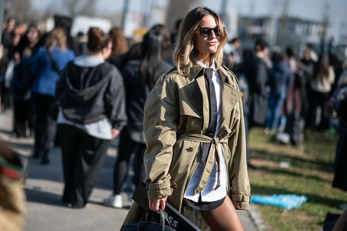 OnBuy ekspansja Polska, Europa. Stylizacja street style z trenczem i eleganckimi dodatkami podczas tygodnia mody. Fotografia oddaje dynamicznie ewoluujący segment fashion online, na którym debiutuje OnBuy w ramach ekspansji europejskiej.