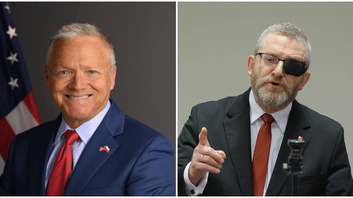 Dwa portrety mężczyzn. Po lewej mężczyzna w garniturze i krawacie z amerykańską flagą w tle. Po prawej mężczyzna w garniturze i krawacie z okiem zasłoniętym opaską.