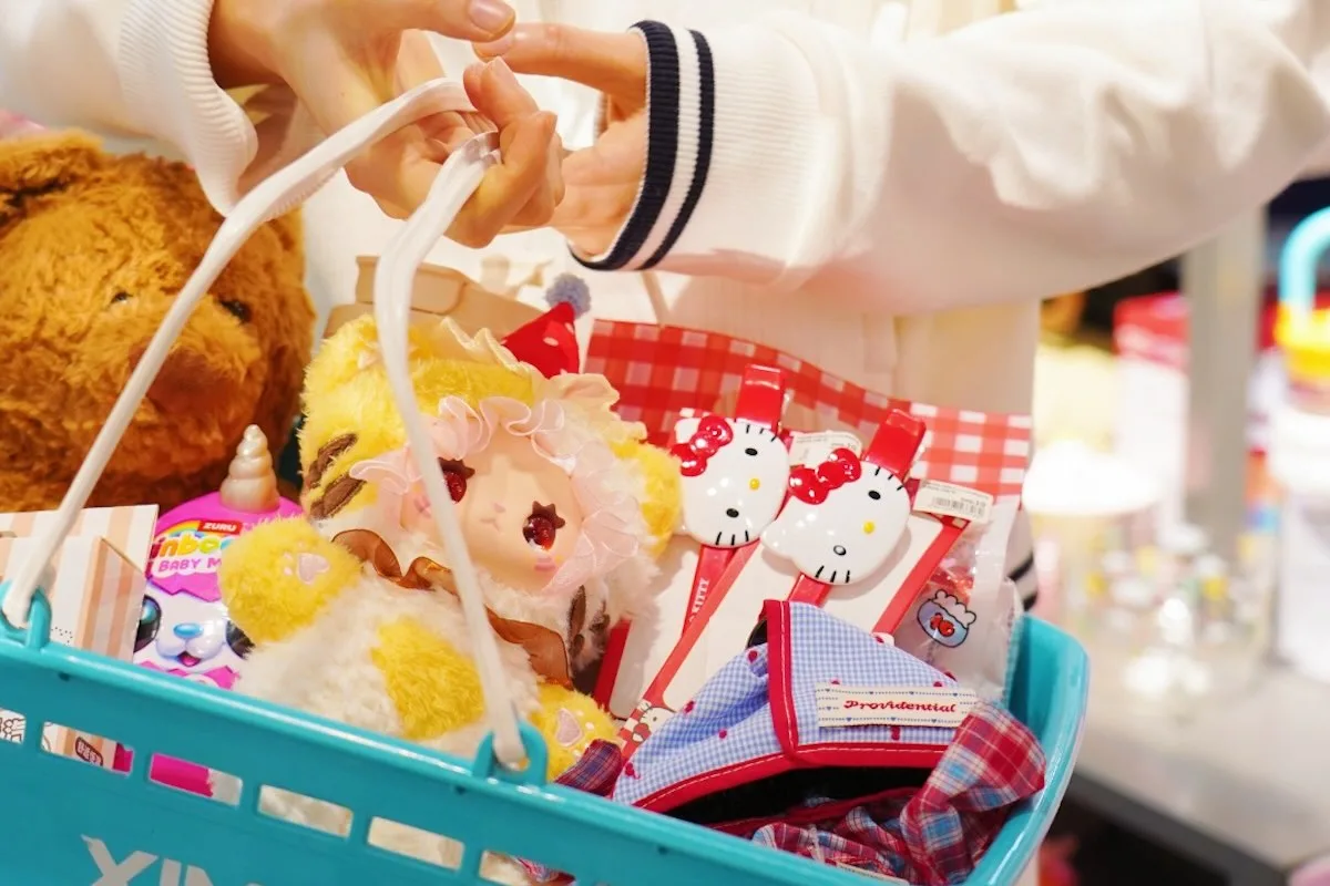 Kolorowe gadżety i zabawki w koszyku zakupowym w azjatyckim sklepie lifestyle inspirowanym estetyką kawaii. Sklep XIMI-V w Warszawie oferuje asortyment dla młodych odbiorców w estetyce Kawaii.
