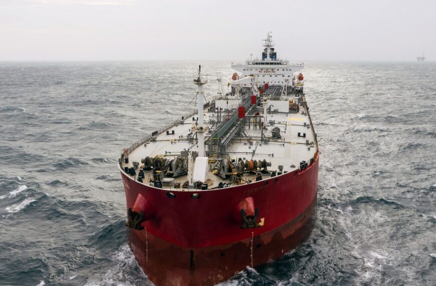 Amerykańskie tankowce nieoczekiwanie zmieniają trasę. Dostawy ropy do Europy zagrożone.