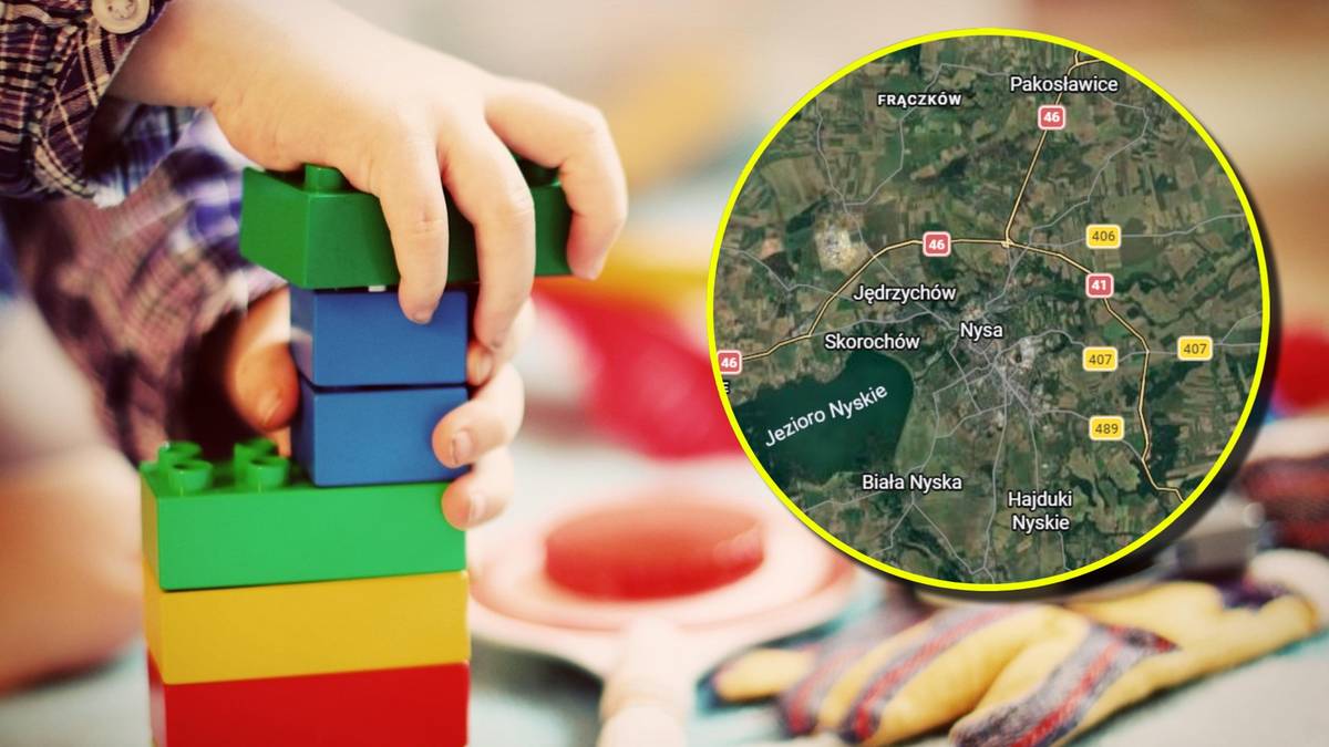 Dłonie dziecka budujące wieżę z kolorowych klock&oacute;w, obok mapa okolic Nysy.