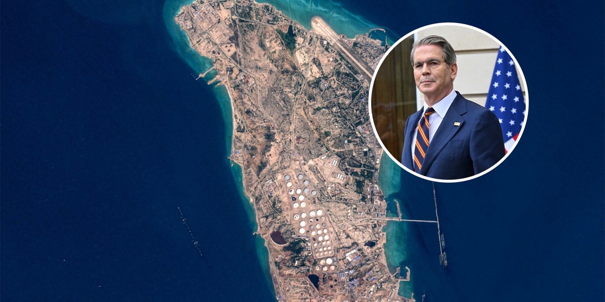 Sekretarz Skarbu USA Scott Bessent. W tle: rańska wyspa Kharg, na której znajduje się główny terminal eksportowy ropy naftowej.