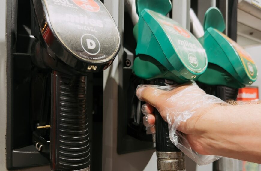 Sejm zatwierdził ustawę o CPN. Oto, ile mogą zapłacić kierowcy za benzynę.