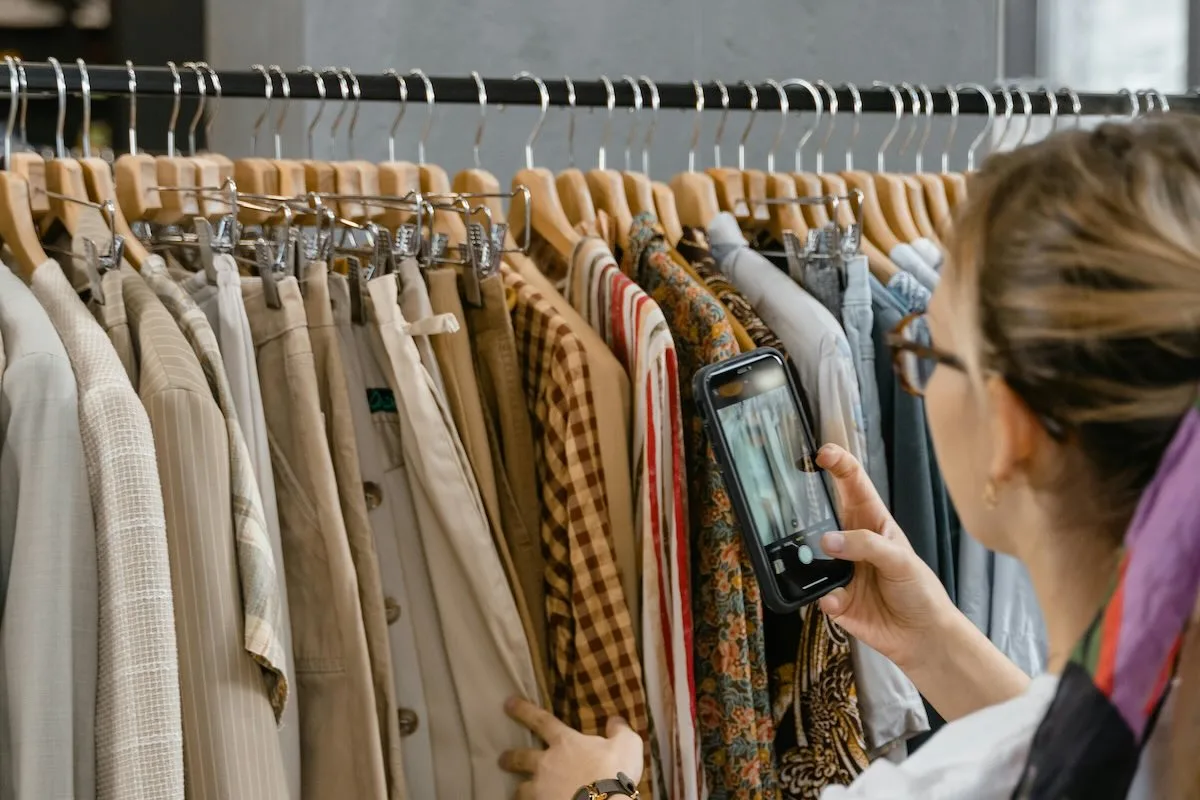 sprzedaż odzieży online przez social media robienie zdjęć ubrań do sklepu internetowego.