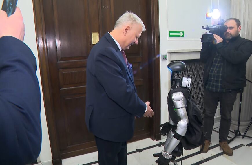 Rozmawiał m.in. z Suskim, pierwszy robot w polskim Sejmie. “Żądam wyższej płacy”
