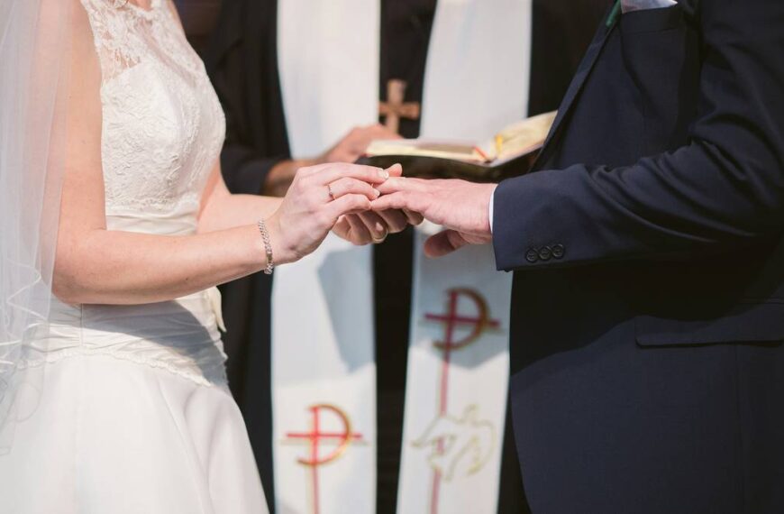 Pytania dla par młodych i zaskakujące dane z Kościoła.