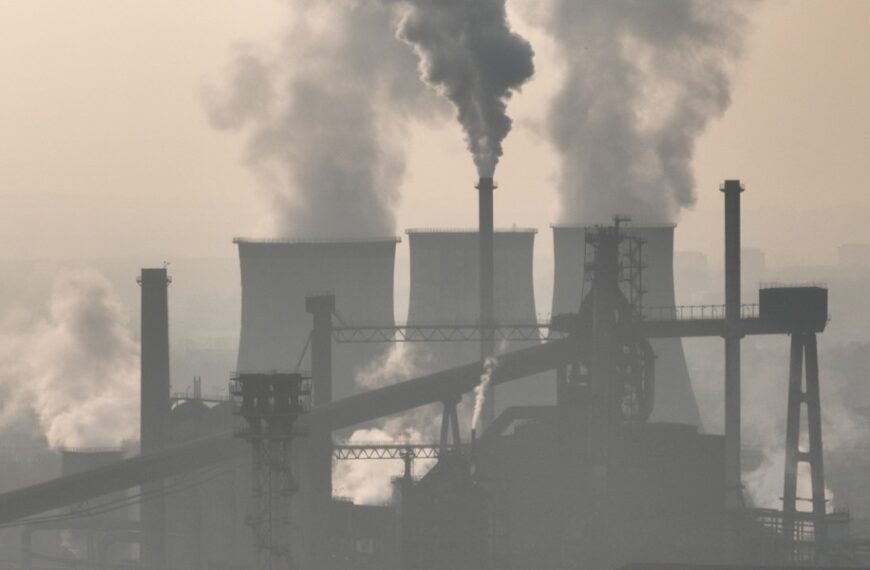 Unijny handel emisjami funkcjonuje. Specjalista tłumaczy wpływ na…