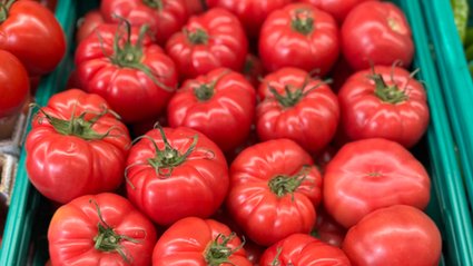 Pomidory malinowe po 28 zł za kilogram. Tyle teraz kosztują owoce i warzywa na rynku