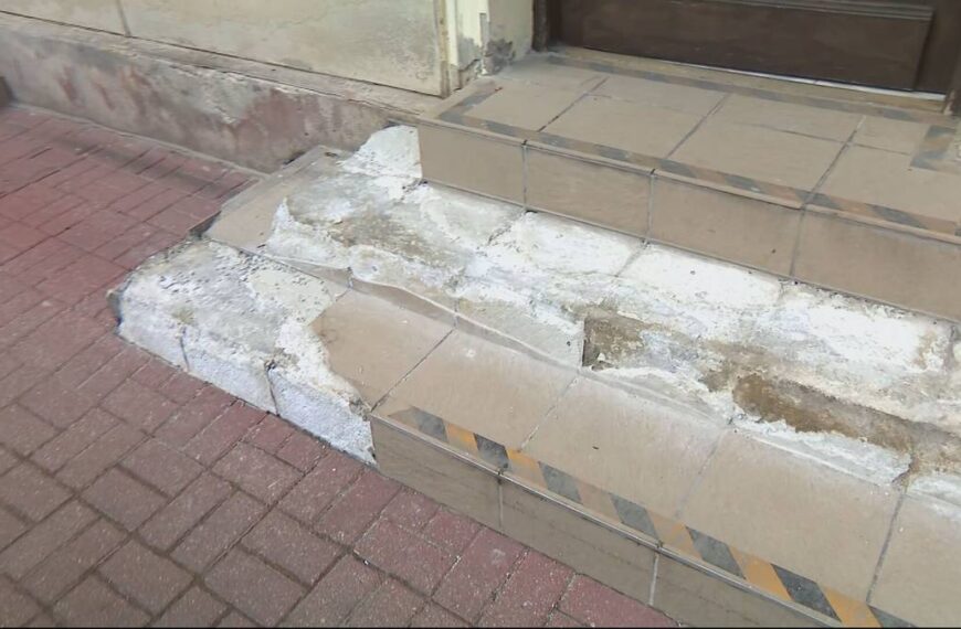 Bariery dla weteranów: trzy stopnie do pokonania przed wejściem do kliniki.