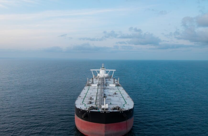 Ormuz opustoszały. Ledwie dwa frachtowce na dobę.