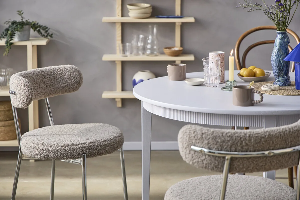 Søstrene Grene Polska sklep online, apka. Skandynawska aranżacja wnętrza z meblami i dodatkami Søstrene Grene – przejrzysty stół, tapicerowane siedzenia i ozdoby w minimalistycznym guście. Inspiracje do domu dostępne w ofercie marki online.