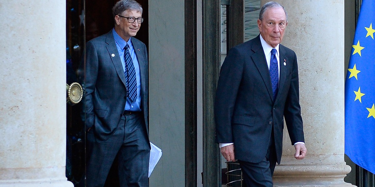 Bill Gates (L) i Michael Bloomberg (P) - najwięksi darczyńcy USA