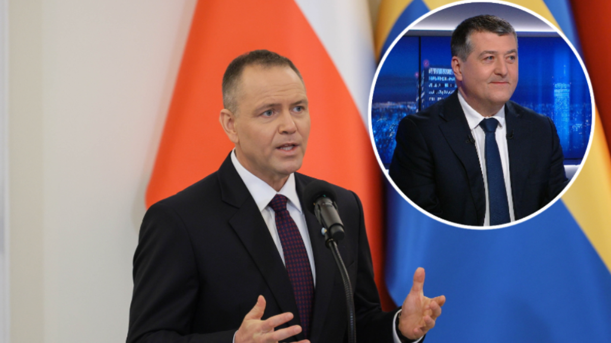 Mężczyzna w garniturze przemawia do mikrofonu na tle flagi Polski i Szwecji, w prawym g&oacute;rnym rogu zdjęcie drugiego mężczyzny w krawacie na tle ekranu telewizyjnego.