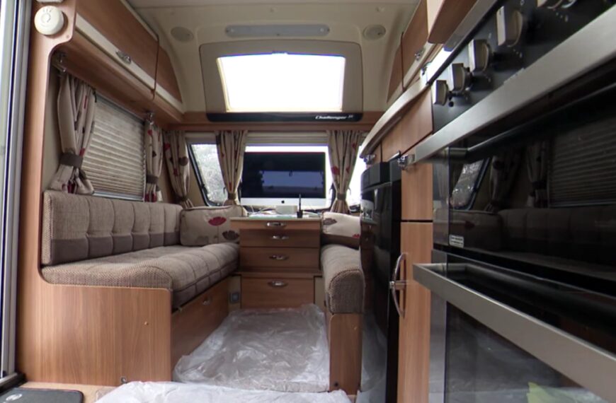 Luksusowy kamper z nowej dostawy ma problem z zawilgoceniem. Klienci w sporze z obsługą.