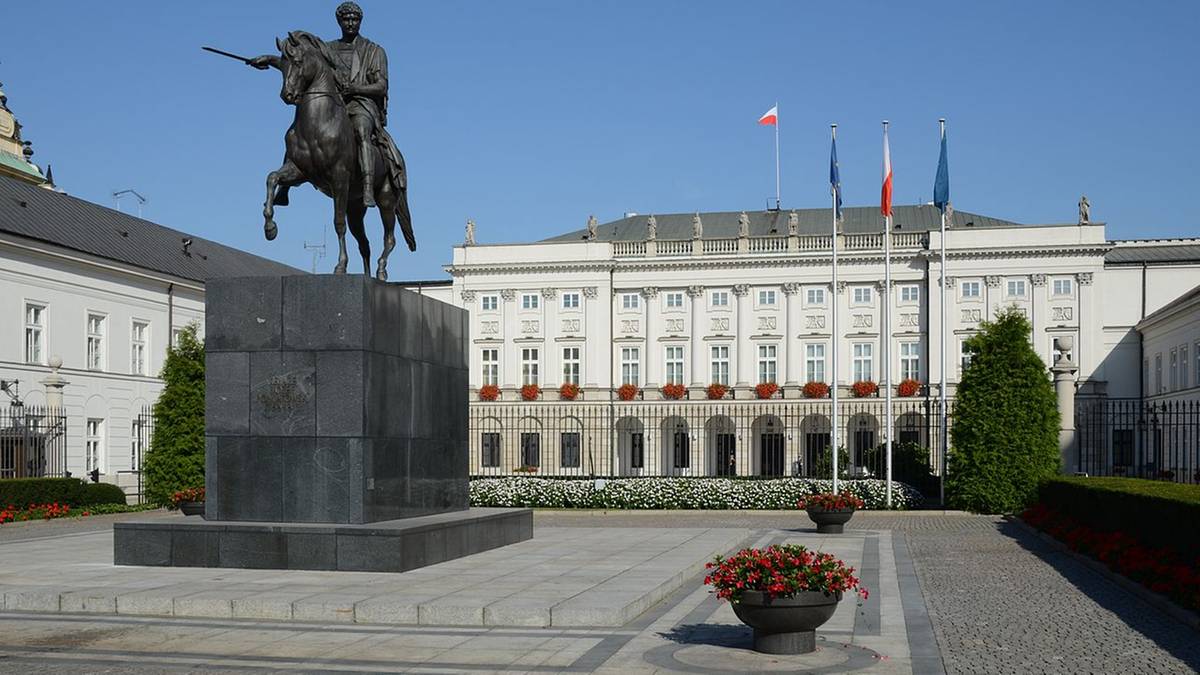 Pomnik konny na cokole przed Pałacem Prezydenckim.