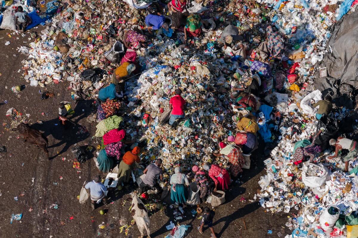 UE zakazuje likwidacji niesprzedanej odzieży. Specjalistka: “To doprowadzi do przeobrażenia koncepcji biznesu modowego.”
