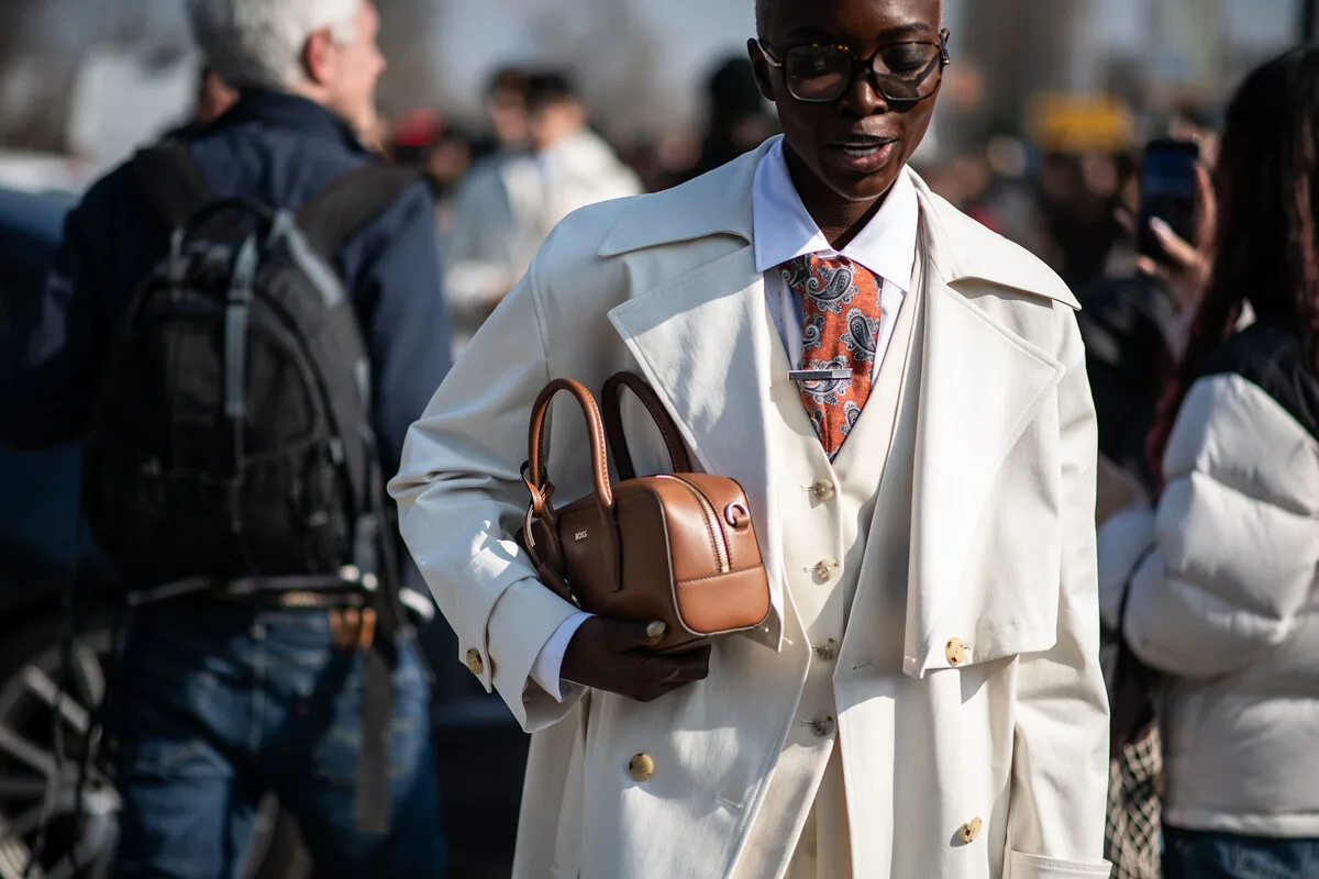 Osoba z elegancką torbą na zatłoczonej ulicy – obraz wzrastającego ruchu zakupowego, który może się wzmocnić przy ograniczeniu niedziel handlowych.