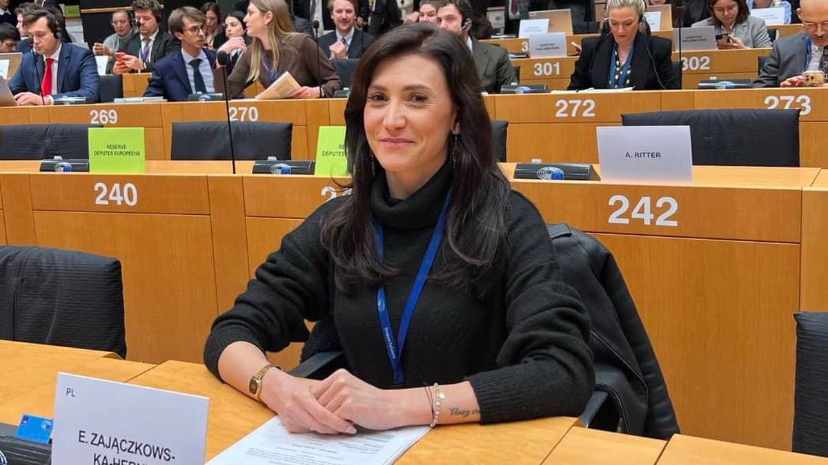 Ewa Zajączkowska-Hernik, europosłanka, siedzi w sali posiedzeń Parlamentu Europejskiego.