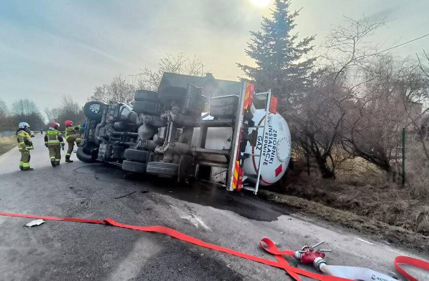 Zbiornikowiec uderzył w autobus. Na lokację przybył śmigłowiec medyczny.