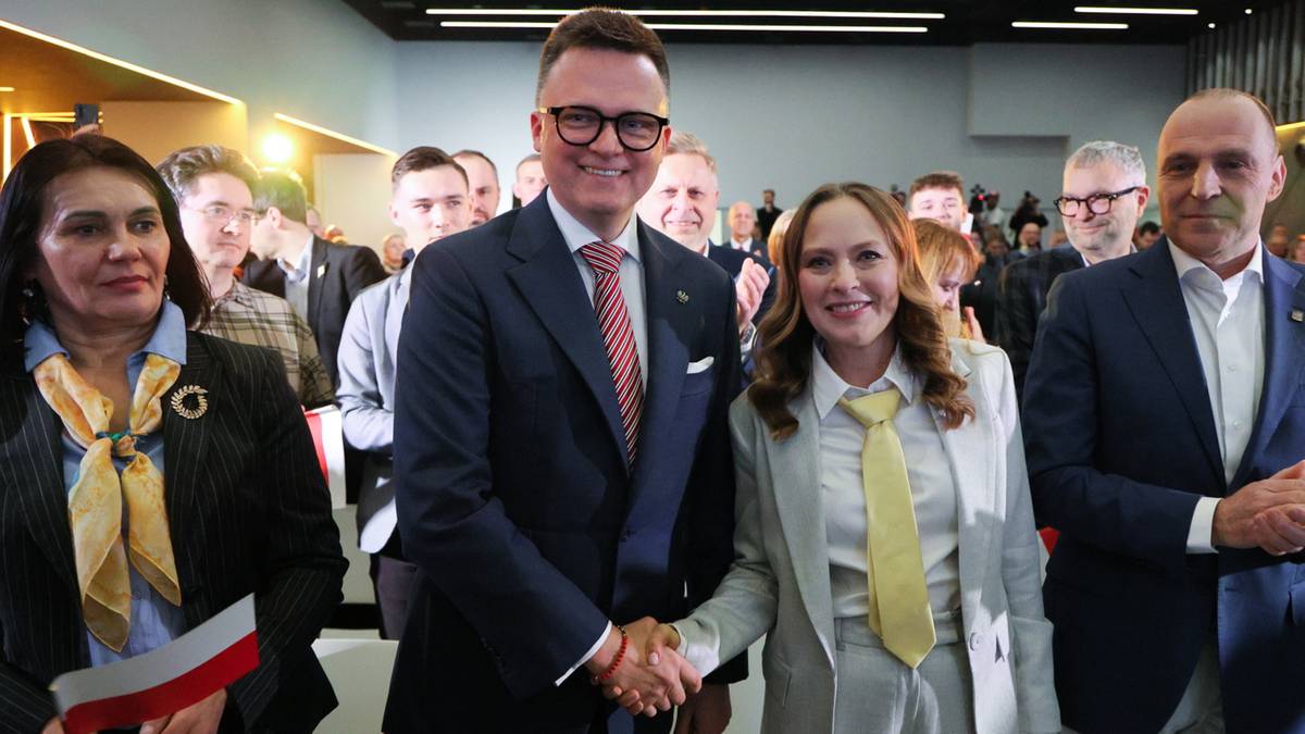 Szymon Hołownia i Katarzyna Pełczyńska-Nałęcz stoją w centrum zdjęcia, otoczeni innymi osobami podczas wydarzenia politycznego.