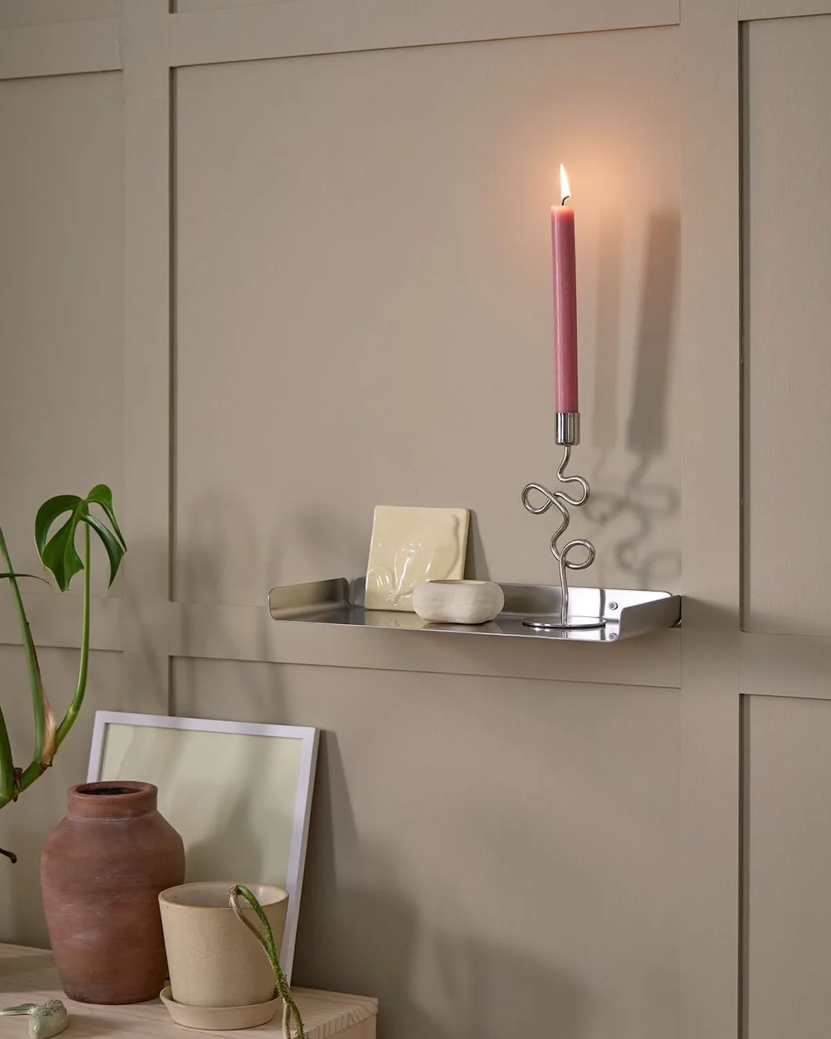 Dekoracyjne dodatki do wnętrz Søstrene Grene – świeca, świecznik i stylowa półka ścienna w estetyce skandynawskiej. Inspiracje i produkty dostępne w aplikacji oraz e-commerce marki.